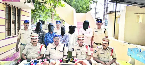 శ్రీగంధం చెట్ల నరికివేత కేసులో ఐదుగురు అరెస్ట్‌ 
