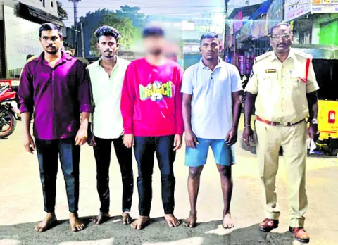 నడిరోడ్డుపై నడిపించి కోర్టుకు.. 