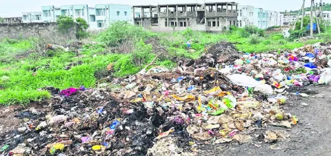 చెత్తను కాలుస్తూ.. పొగ పెడుతూ! 
