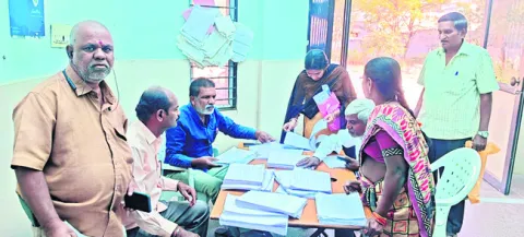 పోలింగ్‌ కేంద్రాల ప్రకటన తేదీలో మార్పు