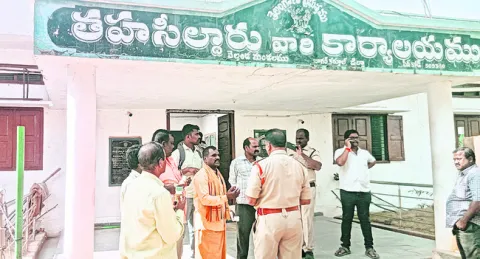 అక్రమ రిజిస్ట్రేషన్‌ నిలిపివేయాలని రైతుల ఆందోళన 