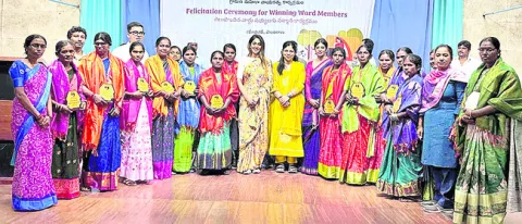 మహిళలు ఆత్మవిశ్వాసంతో ముందుకెళ్లాలి