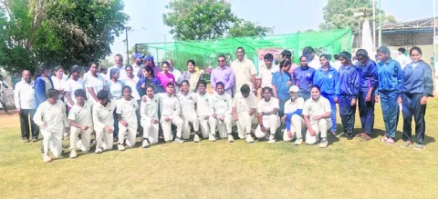 క్రికెట్‌లో విద్యార్థులు సత్తా చాటాలి 