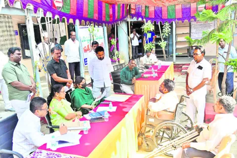 వృద్ధులు, దివ్యాంగుల సమస్యలు పరిష్కరించండి 