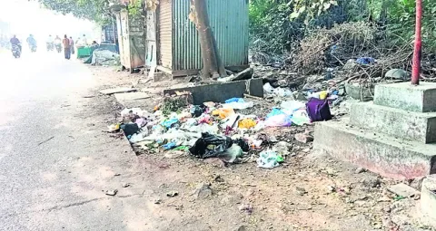 రోడ్డు వెంట చెత్త కుప్పలు
