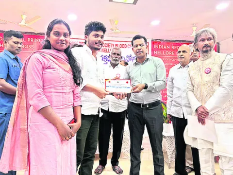 జిల్లా రెడ్‌క్రాస్‌ సేవలకు రాష్ట్రంలో గుర్తింపు 