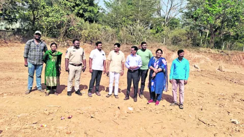 పీహెచ్‌సీ స్థలంలో మైదానం పనులు ప్రారంభం 