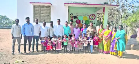 అంగన్‌వాడీ పిల్లలకు యూనిఫామ్స్‌ పంపిణీ 