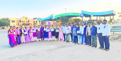 టోల్‌ ప్లాజా వద్ద నిరసన 