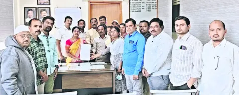 పెండింగ్‌ జీతాలను విడుదల చేయాలి 