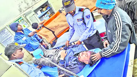 రోడ్డు ప్రమాదంలో యువకుడికి గాయాలు