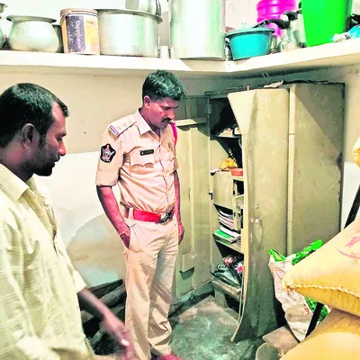 బేలుపల్లెలో పట్టపగలే చోరీ 
