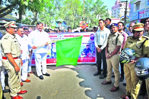 రహదారి భద్రతా నియమాలు పాటించాలి 