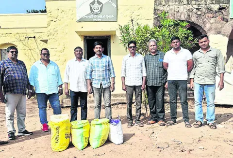 సారా ప్యాకెట్లతో ఐదుగురు అరెస్టు 