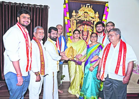 దుర్గమ్మకు విరాళంగా నగదు, వెండి కిరీటం 
