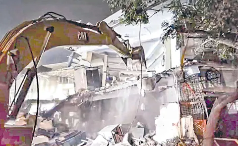 Stones thrown at police during demolition drive near Delhi Ramlila Maidan