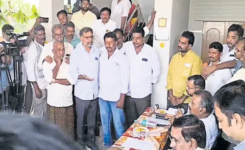 Farmers Fires On Minister Narayana Over Amaravati Capital land pooling