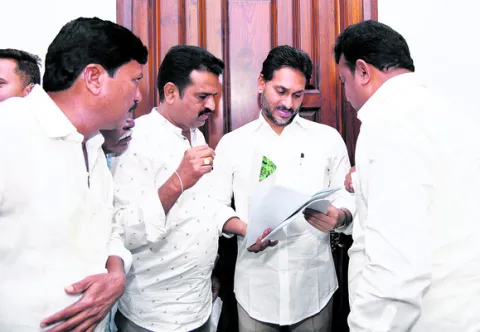 టీడీపీ నాయకుల దౌర్జన్యంతో మా పొలాలు బీళ్లుగా మారాయి 