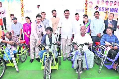 దివ్యాంగులు అన్నిరంగాల్లో రాణించాలి 