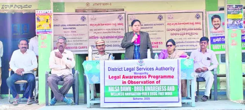 రోడ్డు భద్రత నియమాలు పాటించాలి 