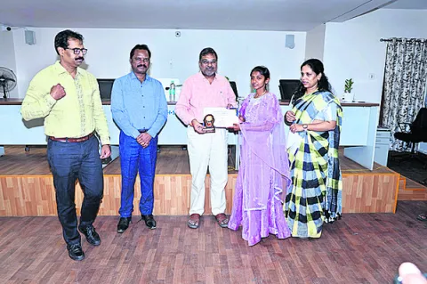 వివేకానందుడే ఆదర్శం 