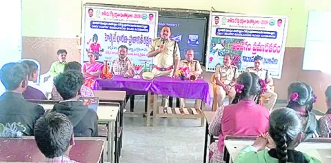 రోడ్డు భద్రతపై అవగాహన అవసరం