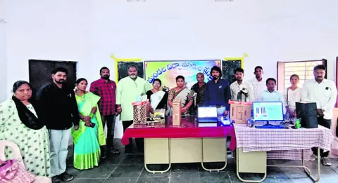 సర్కార్‌ బడులకు కంప్యూటర్లు అందజేత