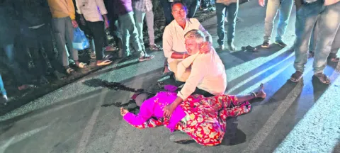 కూలీకి వెళ్లొస్తూ.. 