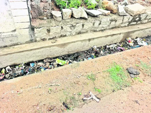 పేరుకుపోతున్న మురుగు
