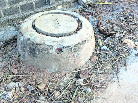 మ్యాన్‌హోల్‌  నిర్మాణం అస్తవ్యస్తం
