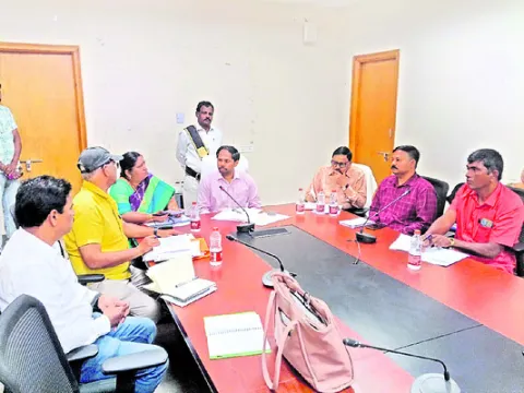 ‘పీఎంశ్రీ’ నిధులు  దుర్వినియోగం చేయొద్దు