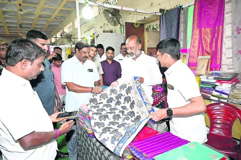 చేనేతకు చేయూత అందిస్తాం