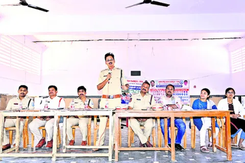 రోడ్డు ఫైర్‌ సేఫ్టీ నిబంధనలు పాటించండి