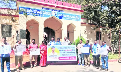 సిట్టింగ్‌ జడ్జితో విచారణ జరిపించాలి 