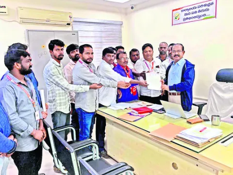 సమస్యలు పరిష్కరించకుంటే సమ్మె చేస్తాం 