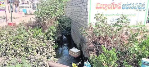 డ్రెయినేజీ వ్యవస్థ అస్తవ్యస్తం 
