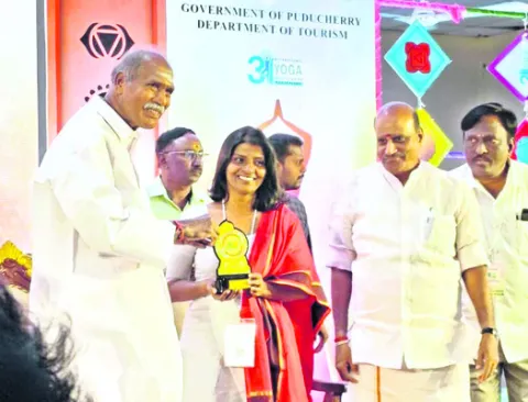 నర్సీపట్నం ఉపాధ్యాయినికి యోగాలో గోల్డ్‌ మెడల్‌ 