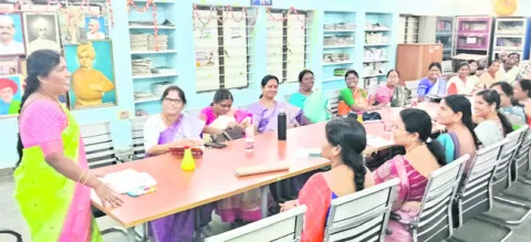 గురుకులాల్లో వందశాతం ఉత్తీర్ణతే లక్ష్యం 