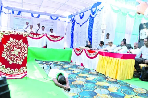 భూములిచ్చిన రైతులకు సాష్టాంగ సమస్కారం 
