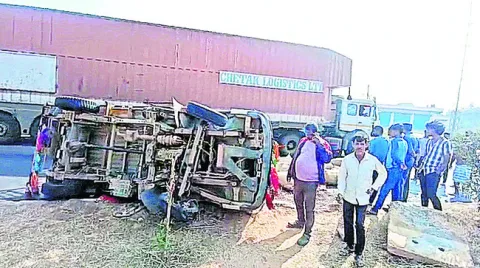 పలాస జాతీయ రహదారిపై జీడిపిక్కల వ్యాన్‌ బోల్తా 