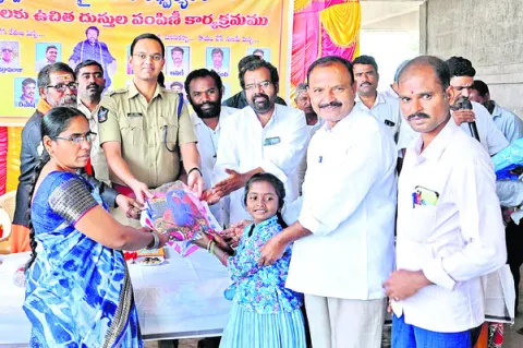 పేద పిల్లలకు అండ.. అభినందనీయం