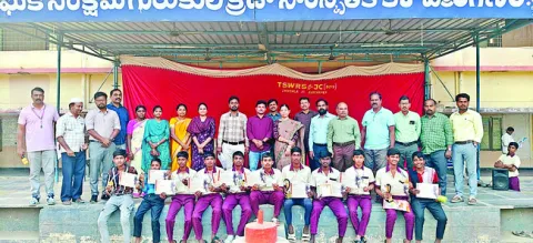 ప్రతిభ చాటి.. పతకాలు సాధించి