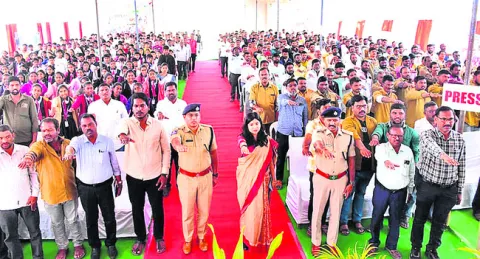 రోడ్డు భద్రత నియమాలు పాటించాలి