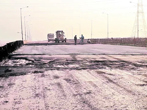 సాగుతున్న పెండింగ్‌  పనులు 
