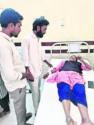 కూలీలతో వెళ్తున్న ట్రాక్టర్‌కు ప్రమాదం