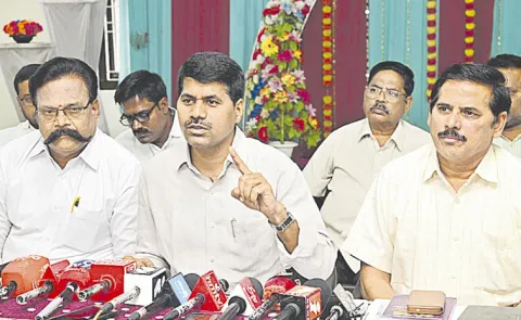 Kakarla Venkatrami Reddy comments on Chandrababu over govt employees DA