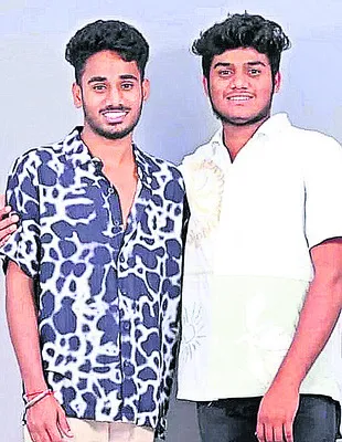 రోడ్డు ప్రమాదంలో స్నేహితుల మృతి 