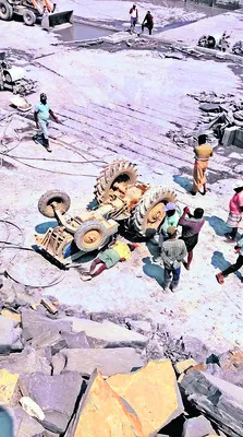 నాపరాతి గనిలో ట్రాక్టర్‌ బోల్తా 