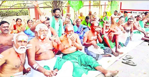 తిరుచ్చి కలెక్టర్‌ కార్యాలయం ముందు.. 