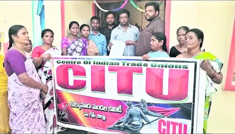 లైంగిక వేధింపులకు పాల్పడుతున్న ఉపాధ్యాయుడిని శిక్షించాల